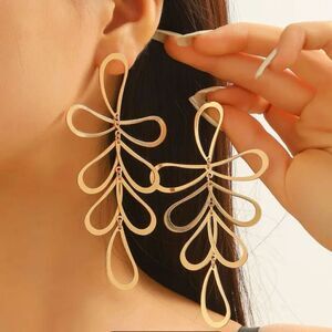 NWT Fashion Gorgeous Highly Polished Gold Super Long Lisa floral Drop Earrings